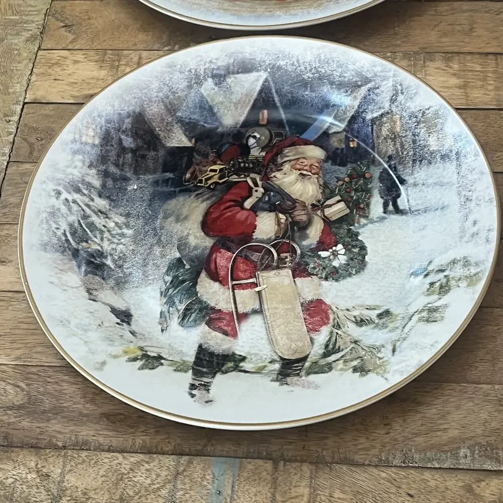 Pottery Barn Nostalgic Santa Dinner Plates 10.5